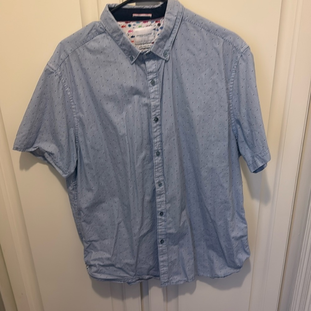 Men’s short sleeve print button down